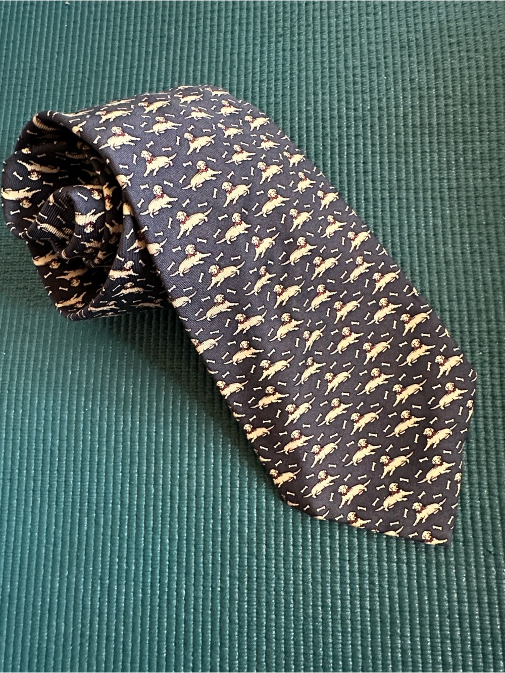 Vineyard Vines Men’s Novelty Dog and Bone Print Silk Tie